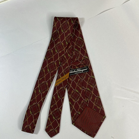 Salvatore Ferragamo Silk Novelty Print Hunting Rifles Burgundy Mens Neck Tie - Picture 7 of 10